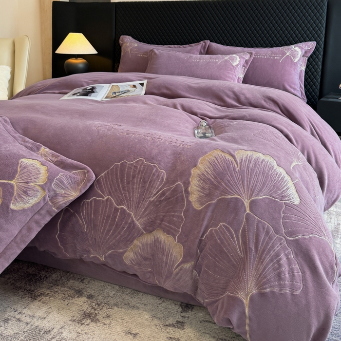 91家纺网 家纺一手货源 找家纺 金牛座家纺 2025新款金牛座加厚轻奢牛奶绒刺绣四件套 杏福美满-暗紫