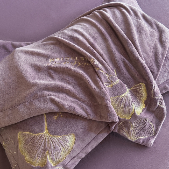 91家纺网 家纺一手货源 找家纺 金牛座家纺 2025新款金牛座加厚轻奢牛奶绒刺绣四件套 杏福美满-暗紫