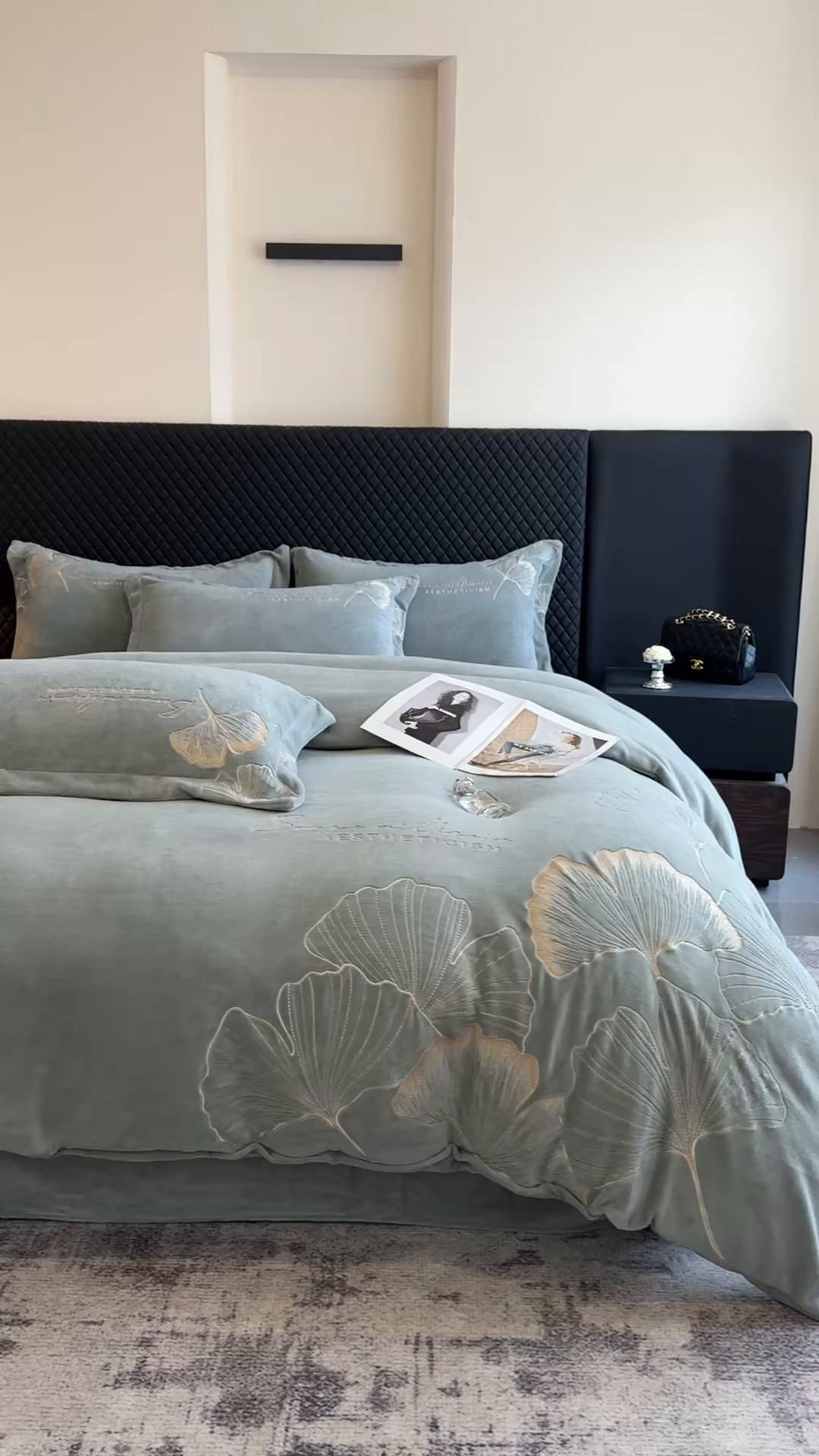 91家纺网 家纺一手货源 找家纺 金牛座家纺 2025新款金牛座加厚轻奢牛奶绒刺绣四件套 杏福美满-浅灰