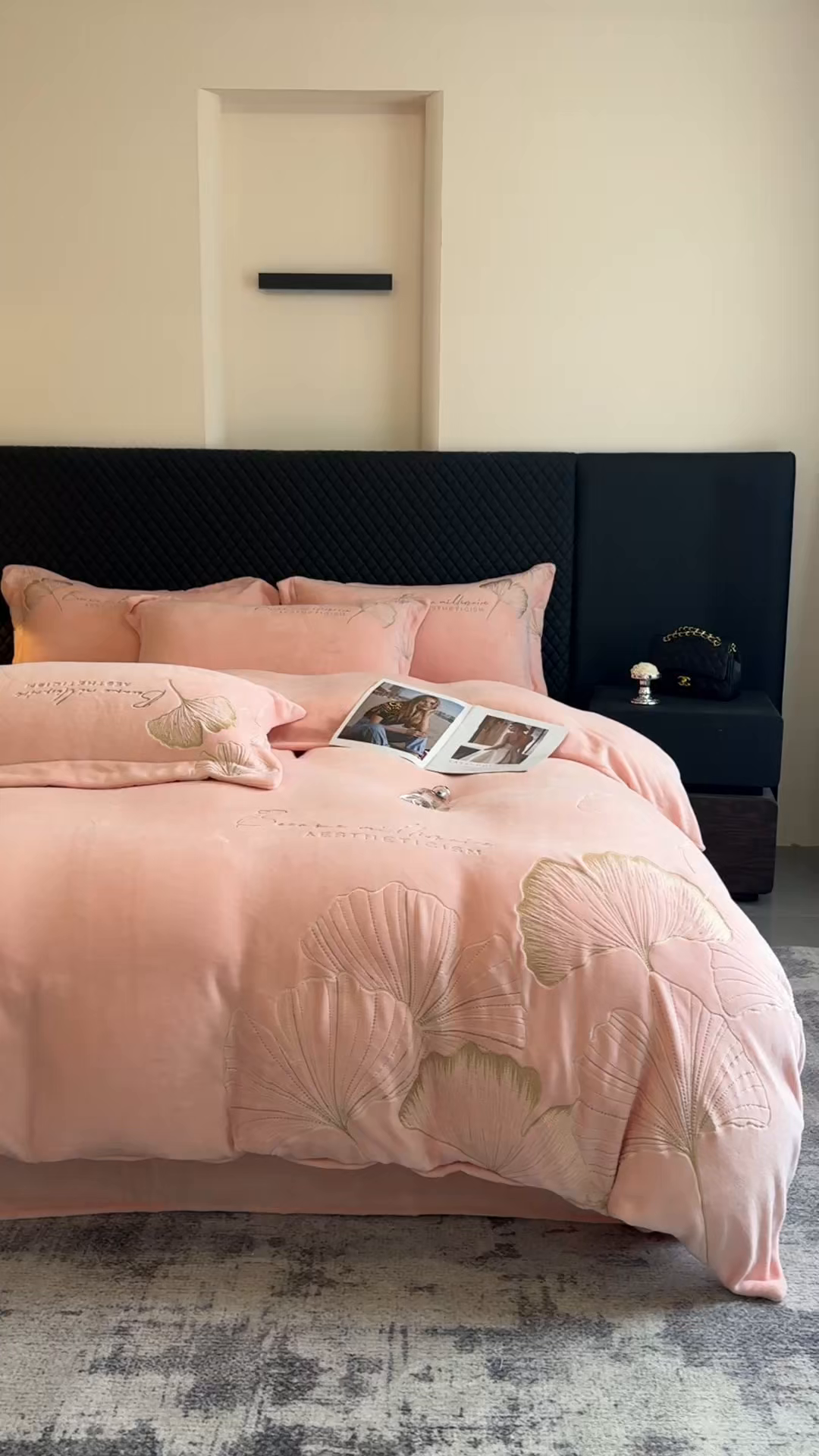 91家纺网 家纺一手货源 找家纺 金牛座家纺 2025新款金牛座加厚轻奢牛奶绒刺绣四件套 杏福美满-嫩粉