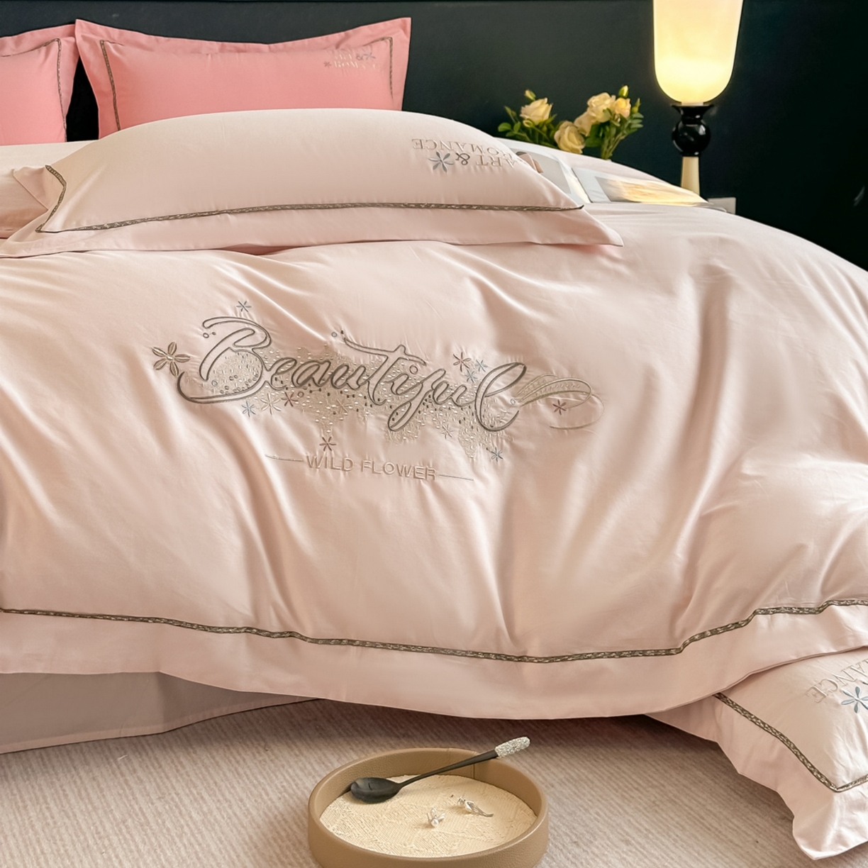 91家纺网 家纺一手货源 找家纺 曲之慕 2025新款高端全棉纯棉长绒棉磨毛刺绣四件套【高端礼盒】 玫瑰杏