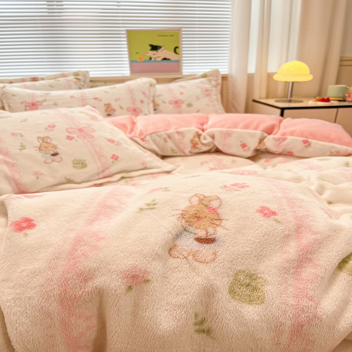 91家纺网 家纺一手货源 找家纺 慕尚家纺 2025新款高克重田园花卉类加厚牛奶绒3.5kg四件套 蝴蝶小兔