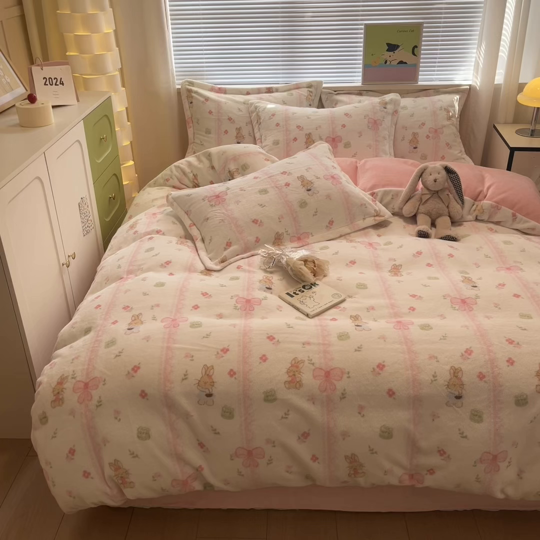 91家纺网 家纺一手货源 找家纺 慕尚家纺 2025新款高克重田园花卉类加厚牛奶绒3.5kg四件套 蝴蝶小兔