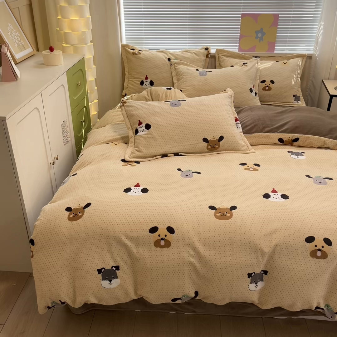 91家纺网 家纺一手货源 找家纺 慕尚家纺 2025新款高克重田园花卉类加厚牛奶绒3.5kg四件套 开心狗