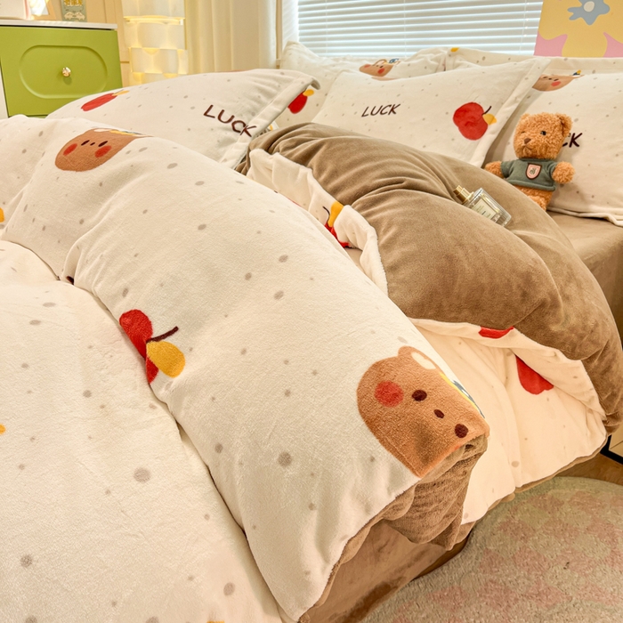 91家纺网 家纺一手货源 找家纺 慕尚家纺 2025新款高克重田园花卉类加厚牛奶绒3.5kg四件套 苹果小熊