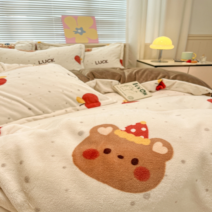 91家纺网 家纺一手货源 找家纺 慕尚家纺 2025新款高克重田园花卉类加厚牛奶绒3.5kg四件套 苹果小熊