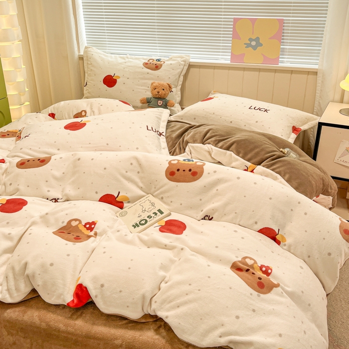 91家纺网 家纺一手货源 找家纺 慕尚家纺 2025新款高克重田园花卉类加厚牛奶绒3.5kg四件套 苹果小熊