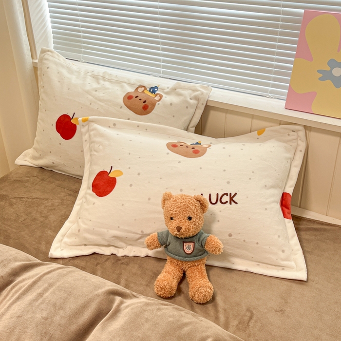 91家纺网 家纺一手货源 找家纺 慕尚家纺 2025新款高克重田园花卉类加厚牛奶绒3.5kg四件套 苹果小熊