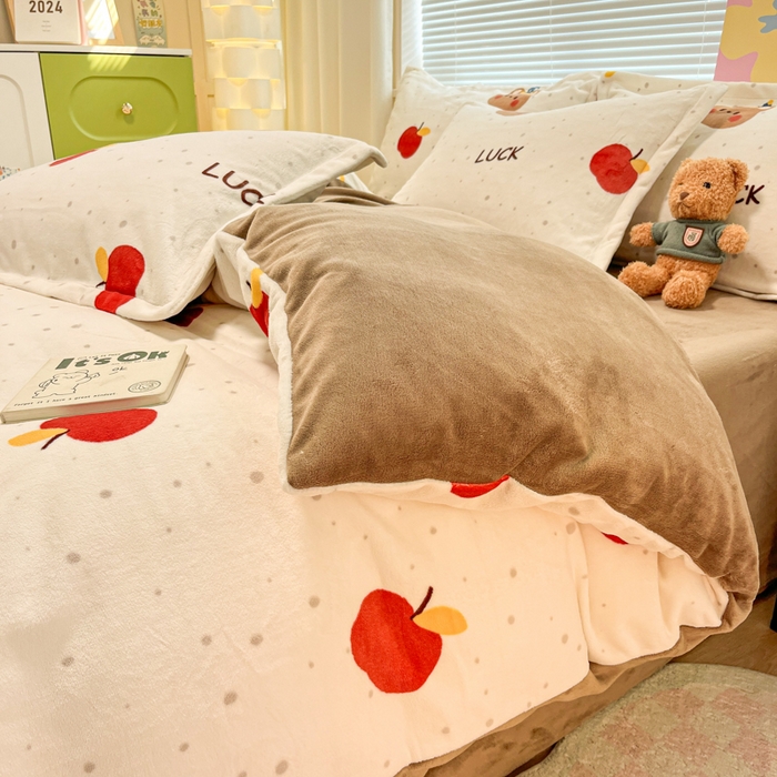 91家纺网 家纺一手货源 找家纺 慕尚家纺 2025新款高克重田园花卉类加厚牛奶绒3.5kg四件套 苹果小熊