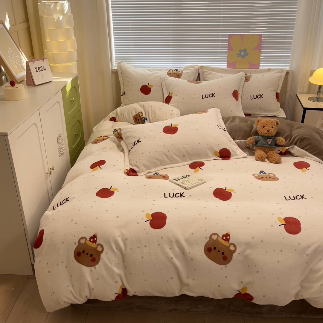 91家纺网 家纺一手货源 找家纺 慕尚家纺 2025新款高克重田园花卉类加厚牛奶绒3.5kg四件套 苹果小熊