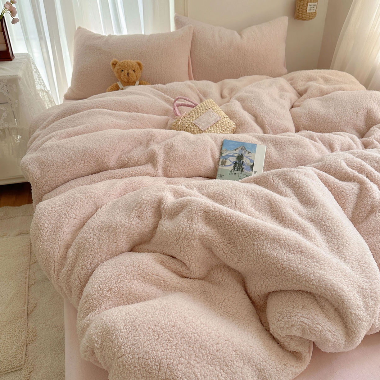 91家纺网 家纺一手货源 找家纺 顾里家纺 2025新款ins韩系糯糯羊羔绒四套件 羊羔粉