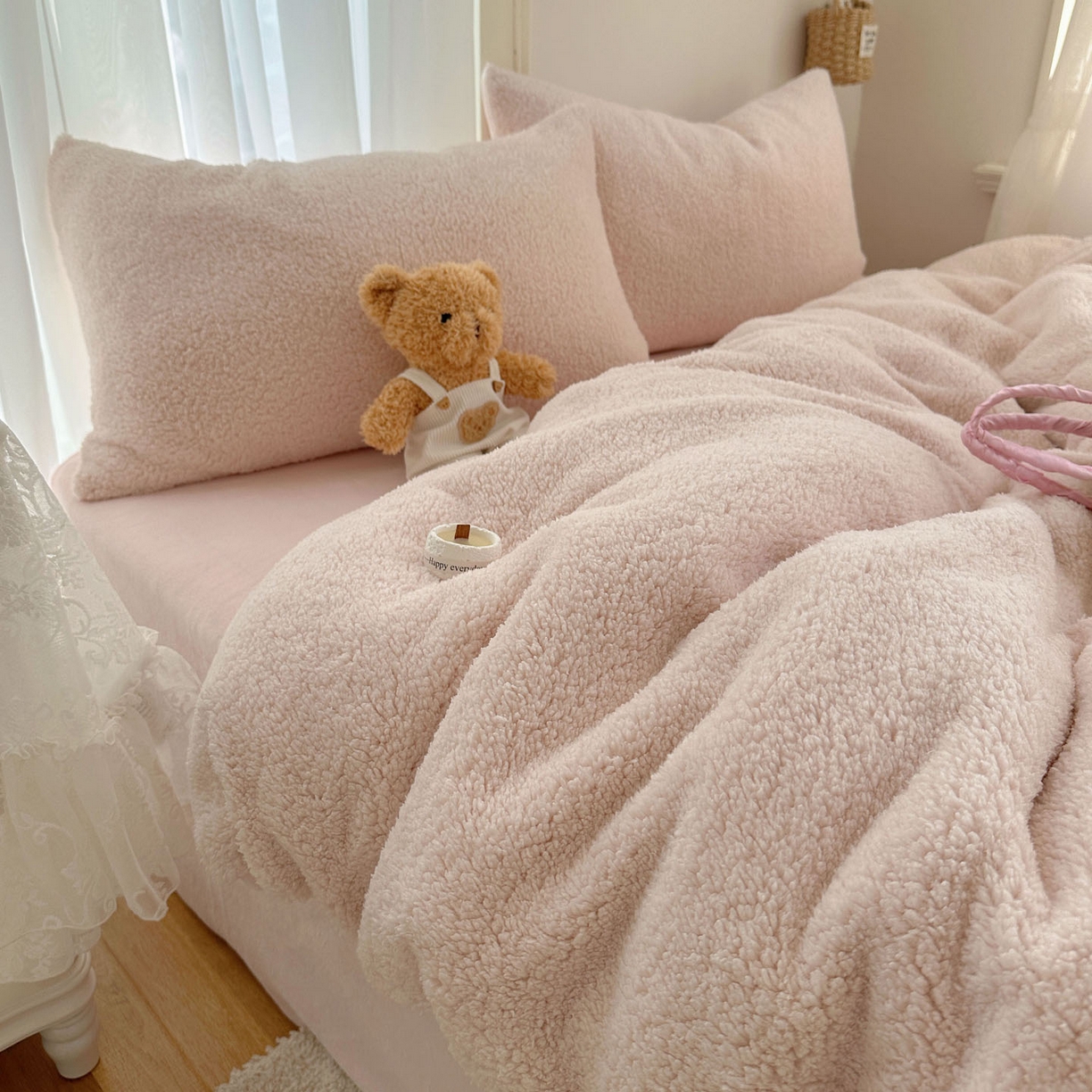 91家纺网 家纺一手货源 找家纺 顾里家纺 2025新款ins韩系糯糯羊羔绒四套件 羊羔粉