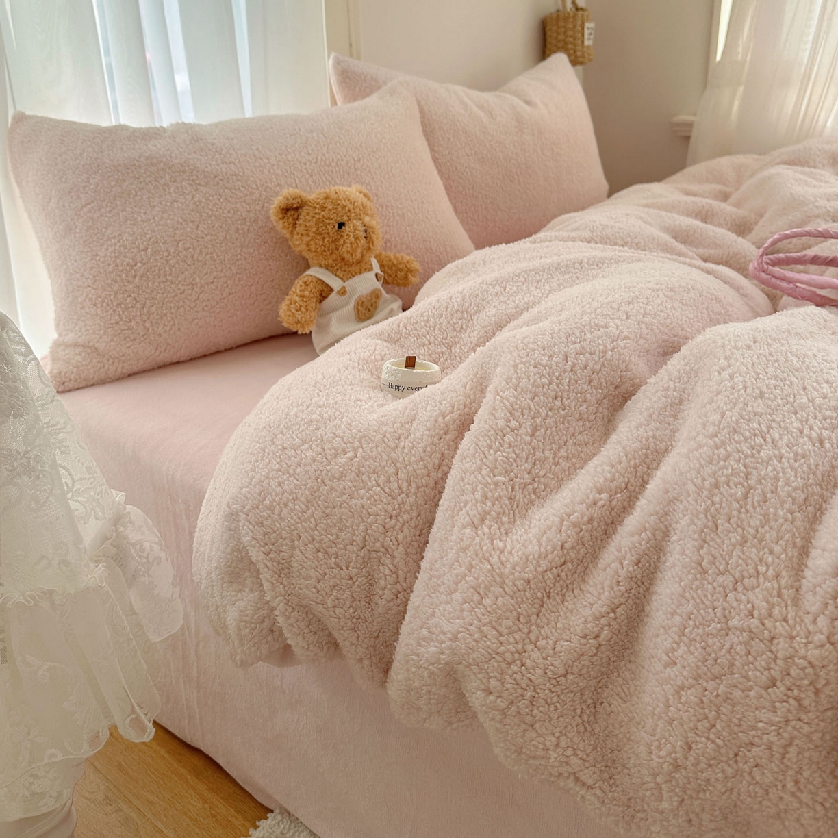 91家纺网 家纺一手货源 找家纺 顾里家纺 2025新款ins韩系糯糯羊羔绒四套件 羊羔粉