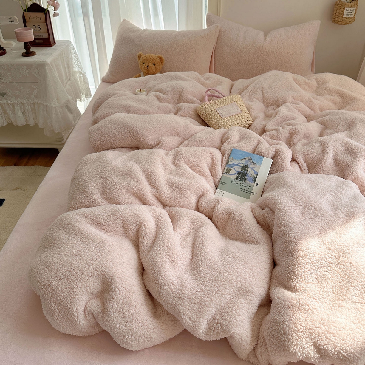 91家纺网 家纺一手货源 找家纺 顾里家纺 2025新款ins韩系糯糯羊羔绒四套件 羊羔粉