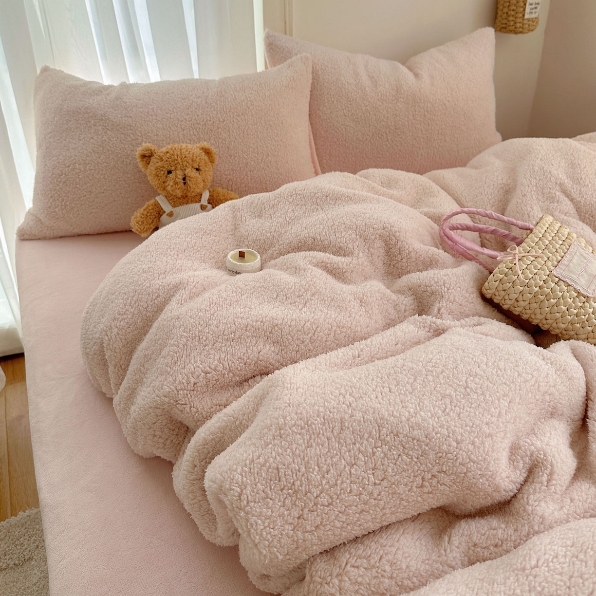 91家纺网 家纺一手货源 找家纺 顾里家纺 2025新款ins韩系糯糯羊羔绒四套件 羊羔粉