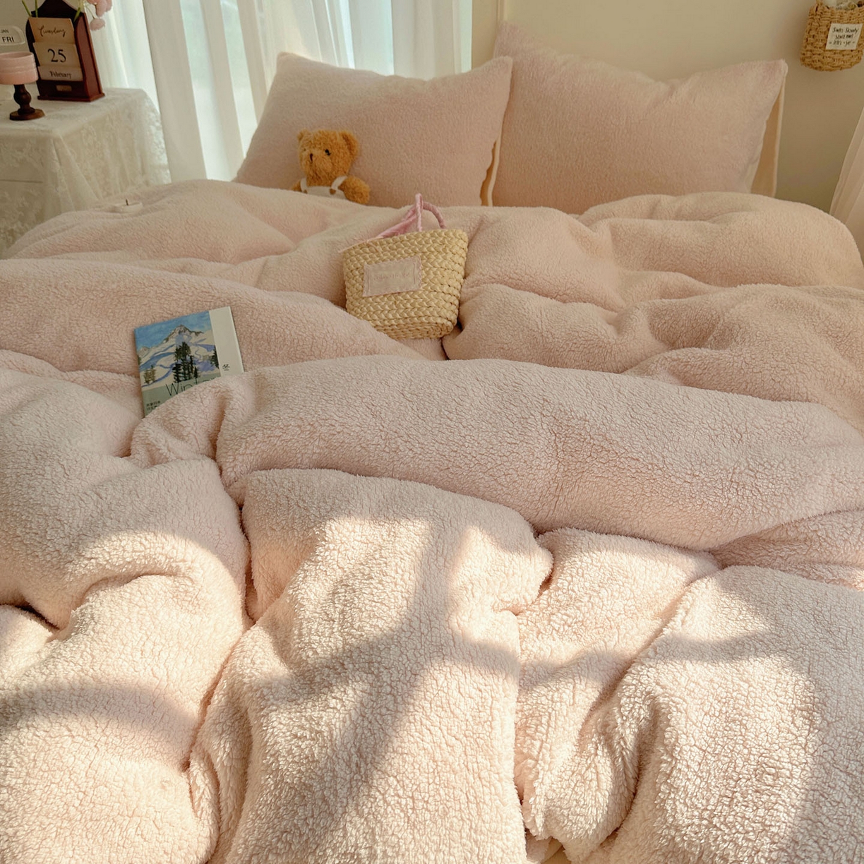 91家纺网 家纺一手货源 找家纺 顾里家纺 2025新款ins韩系糯糯羊羔绒四套件 羊羔粉黄