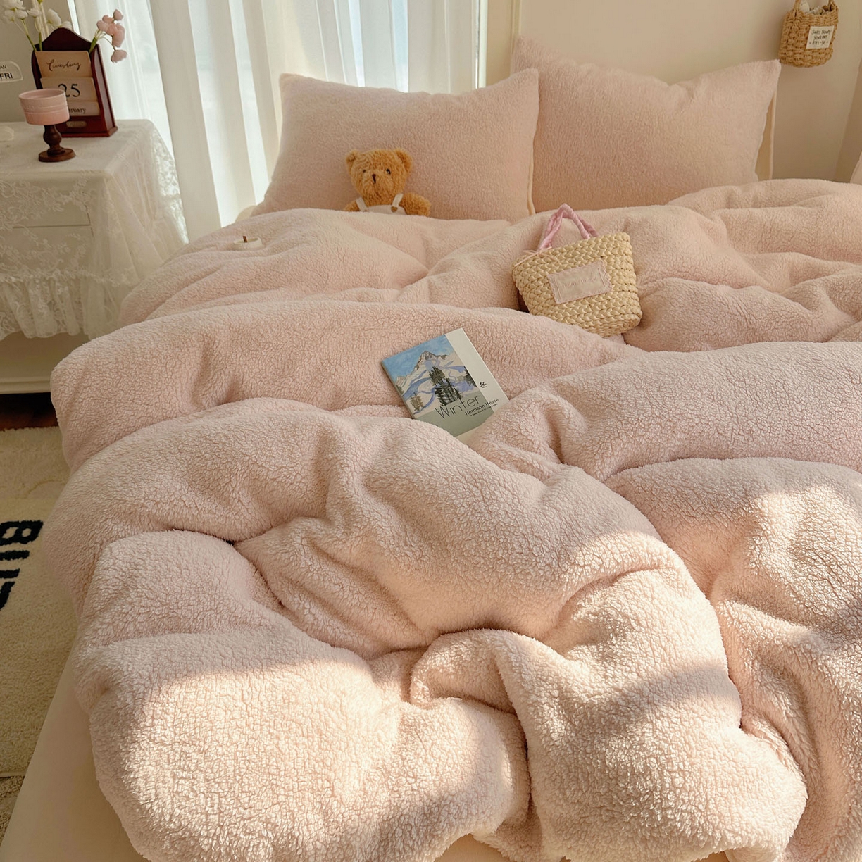 91家纺网 家纺一手货源 找家纺 顾里家纺 2025新款ins韩系糯糯羊羔绒四套件 羊羔粉黄