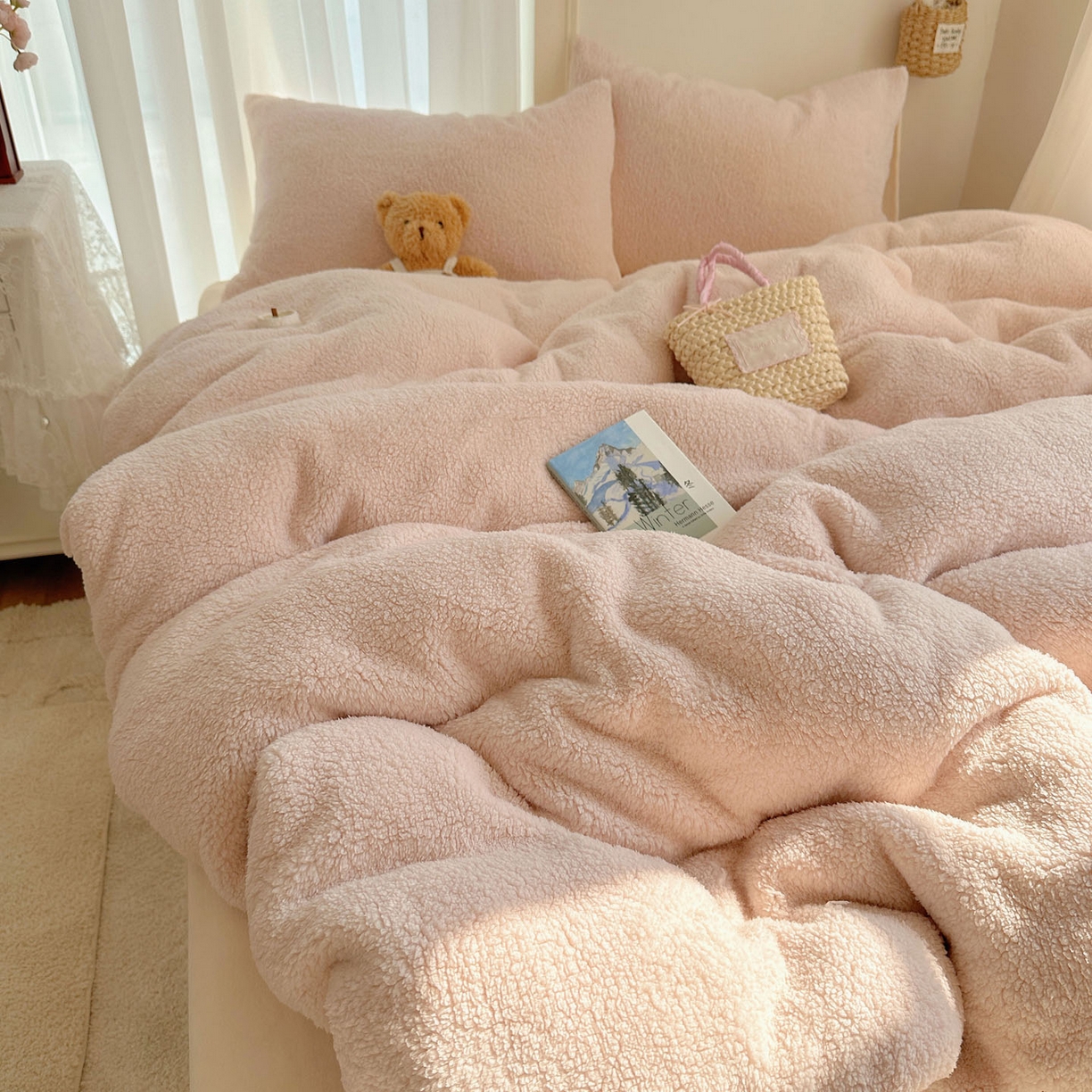 91家纺网 家纺一手货源 找家纺 顾里家纺 2025新款ins韩系糯糯羊羔绒四套件 羊羔粉黄