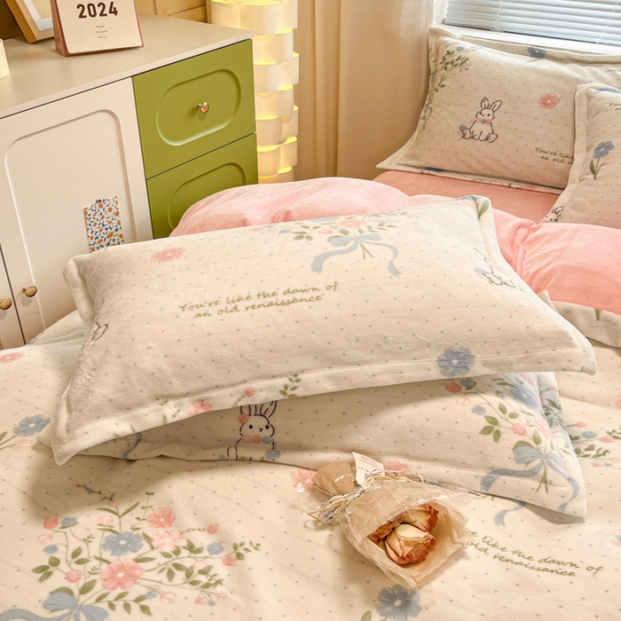 91家纺网 家纺一手货源 找家纺 慕尚家纺 2025新款高克重田园花卉类加厚牛奶绒3.5kg四件套 鲜花小兔