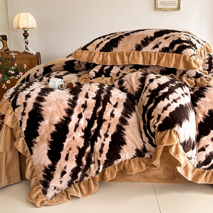 91家纺网 家纺一手货源 找家纺 （总）佳一 2025新款赫本风牛奶绒床裙款花边四件套