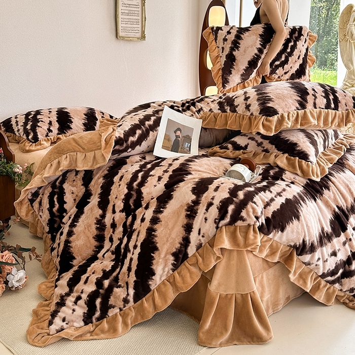 91家纺网 家纺一手货源 找家纺 （总）佳一 2025新款赫本风牛奶绒床裙款花边四件套