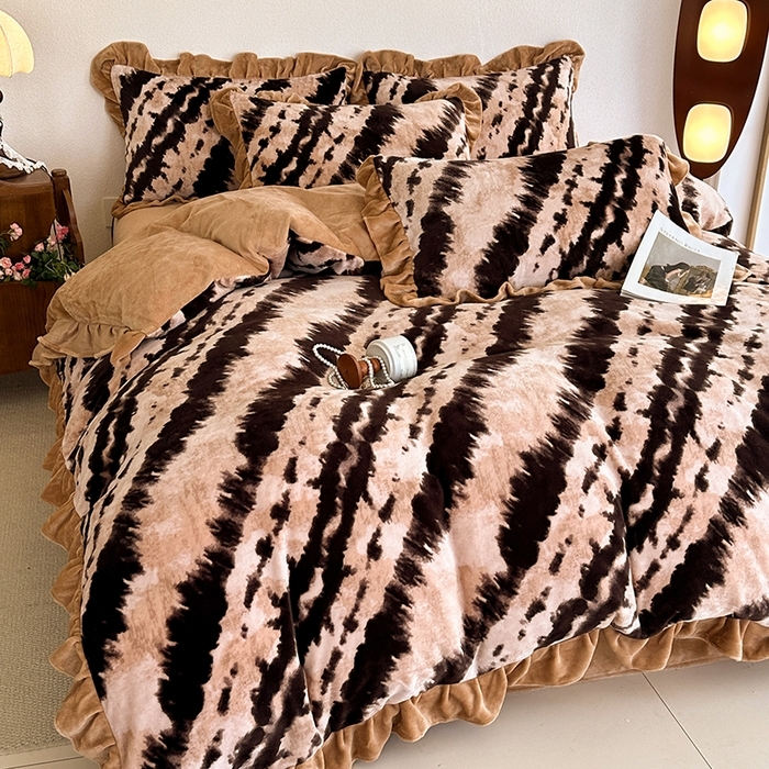 91家纺网 家纺一手货源 找家纺 （总）佳一 2025新款赫本风牛奶绒床裙款花边四件套