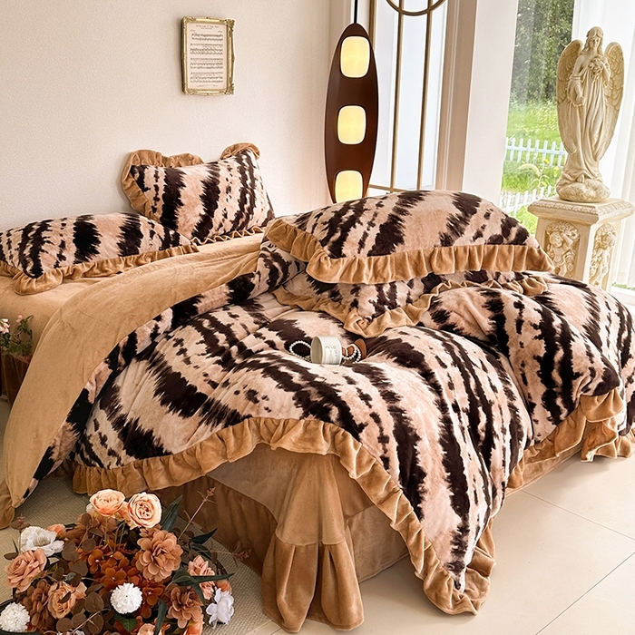 91家纺网 家纺一手货源 找家纺 （总）佳一 2025新款赫本风牛奶绒床裙款花边四件套