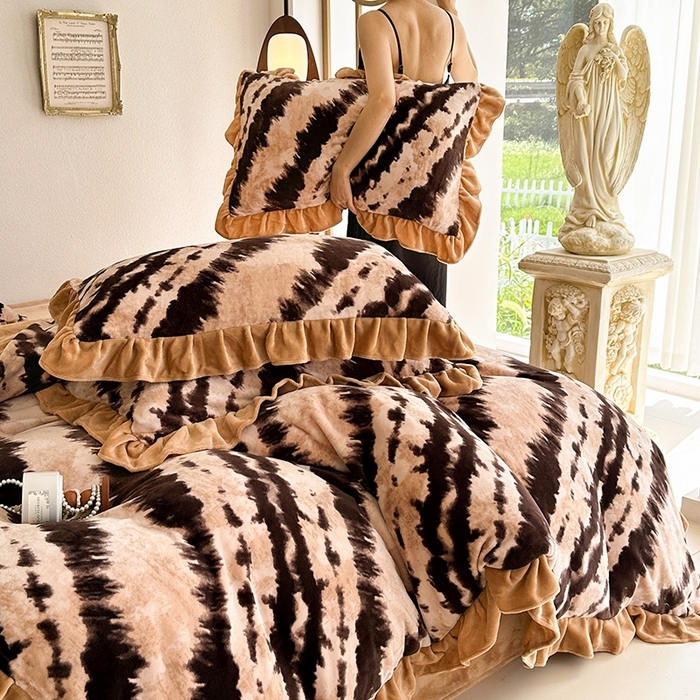 91家纺网 家纺一手货源 找家纺 （总）佳一 2025新款赫本风牛奶绒床裙款花边四件套