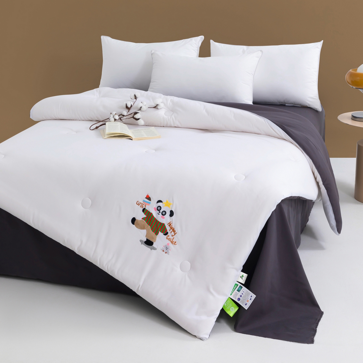 91家纺网 家纺一手货源 找家纺 瑶瑶家居 2025新款毛巾绣双拼抗菌大豆被被子被芯 可爱熊白色+深灰