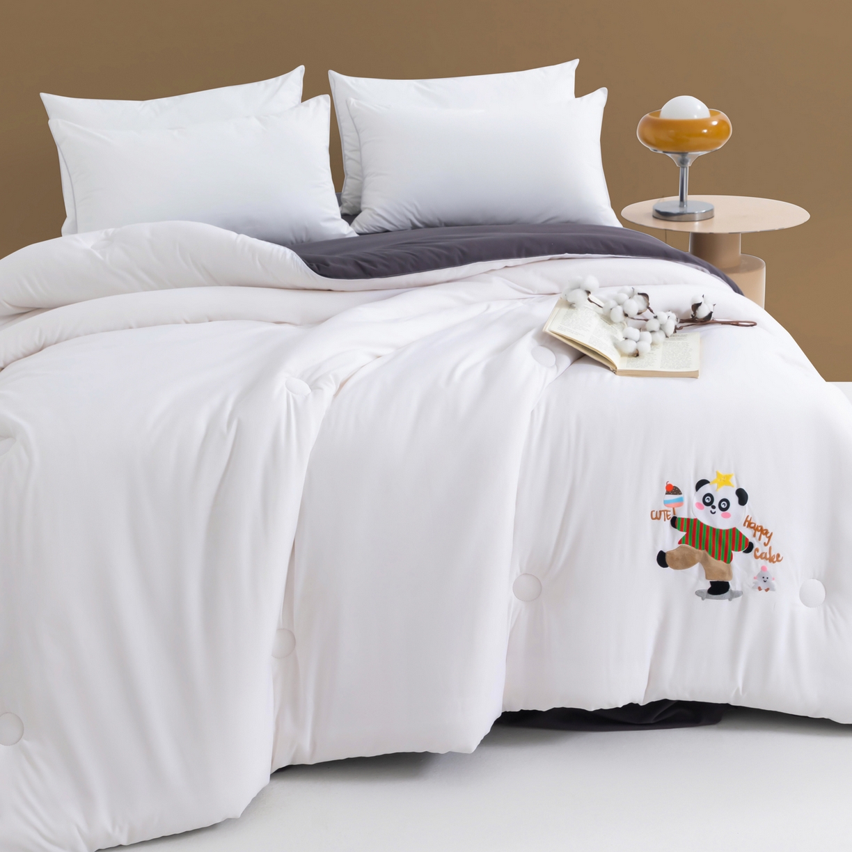 91家纺网 家纺一手货源 找家纺 瑶瑶家居 2025新款毛巾绣双拼抗菌大豆被被子被芯 可爱熊白色+深灰