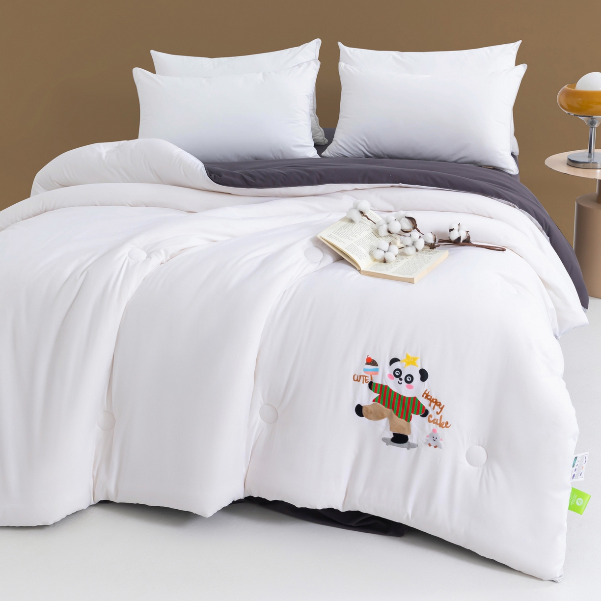 91家纺网 家纺一手货源 找家纺 瑶瑶家居 2025新款毛巾绣双拼抗菌大豆被被子被芯 可爱熊白色+深灰