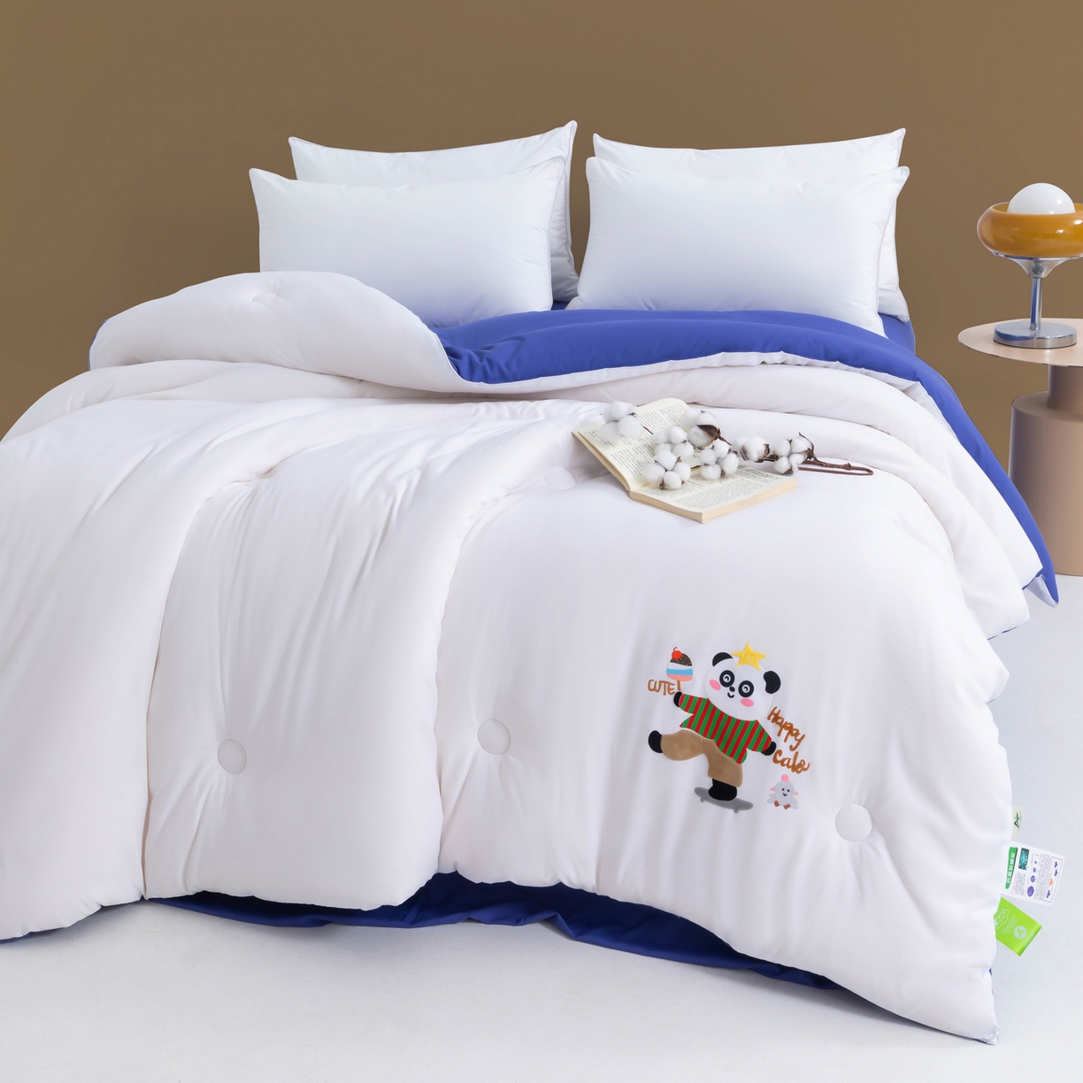 91家纺网 家纺一手货源 找家纺 瑶瑶家居 2025新款毛巾绣双拼抗菌大豆被被子被芯 可爱熊白色+深蓝