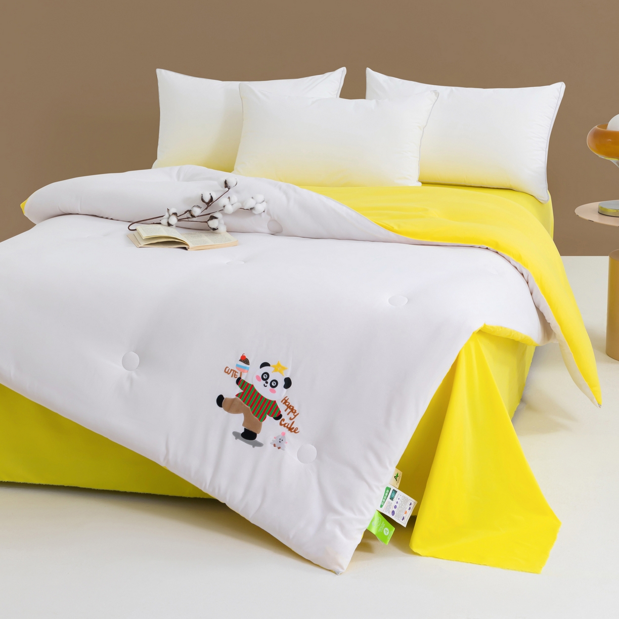 91家纺网 家纺一手货源 找家纺 瑶瑶家居 2025新款毛巾绣双拼抗菌大豆被被子被芯 可爱熊白色+黄色