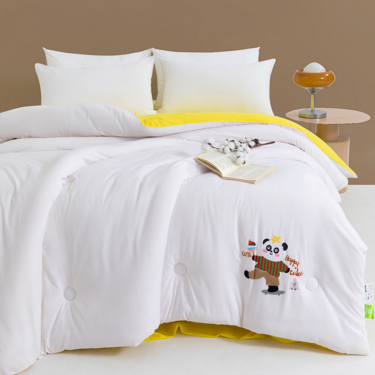 91家纺网 家纺一手货源 找家纺 瑶瑶家居 2025新款毛巾绣双拼抗菌大豆被被子被芯 可爱熊白色+黄色