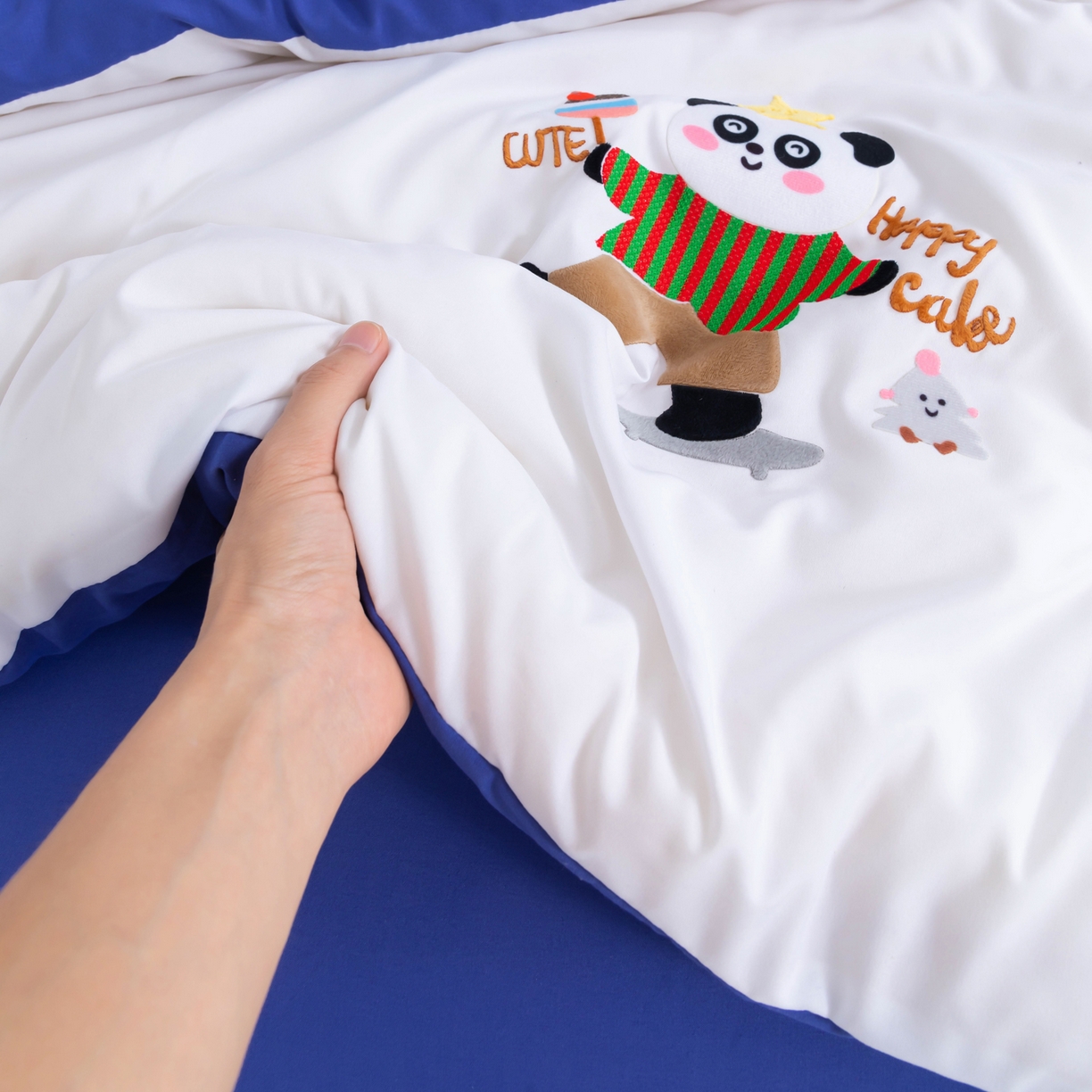 91家纺网 家纺一手货源 找家纺 瑶瑶家居 2025新款毛巾绣双拼抗菌大豆被被子被芯 可爱熊白色+深蓝