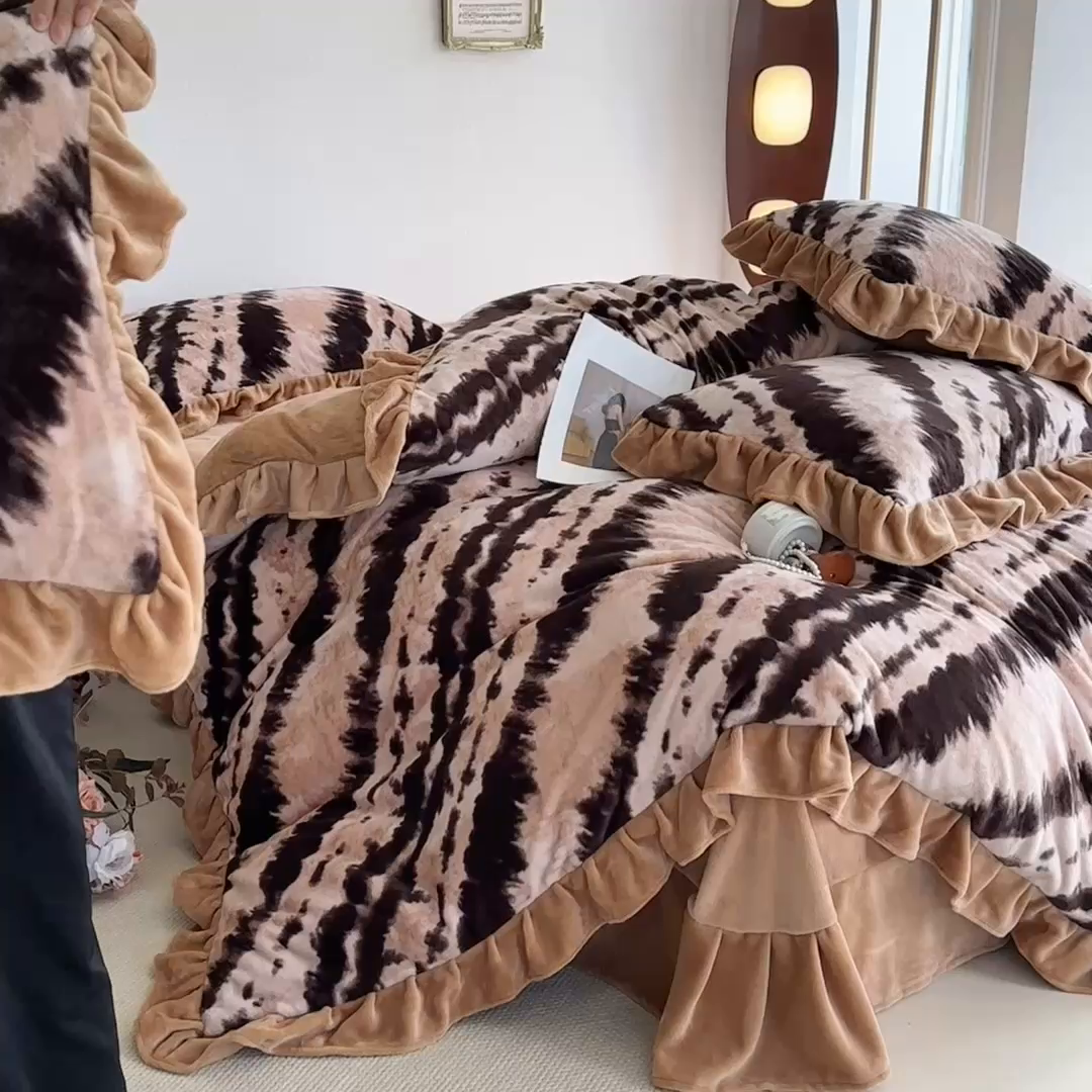 91家纺网 家纺一手货源 找家纺 （总）佳一 2025新款赫本风牛奶绒床裙款花边四件套