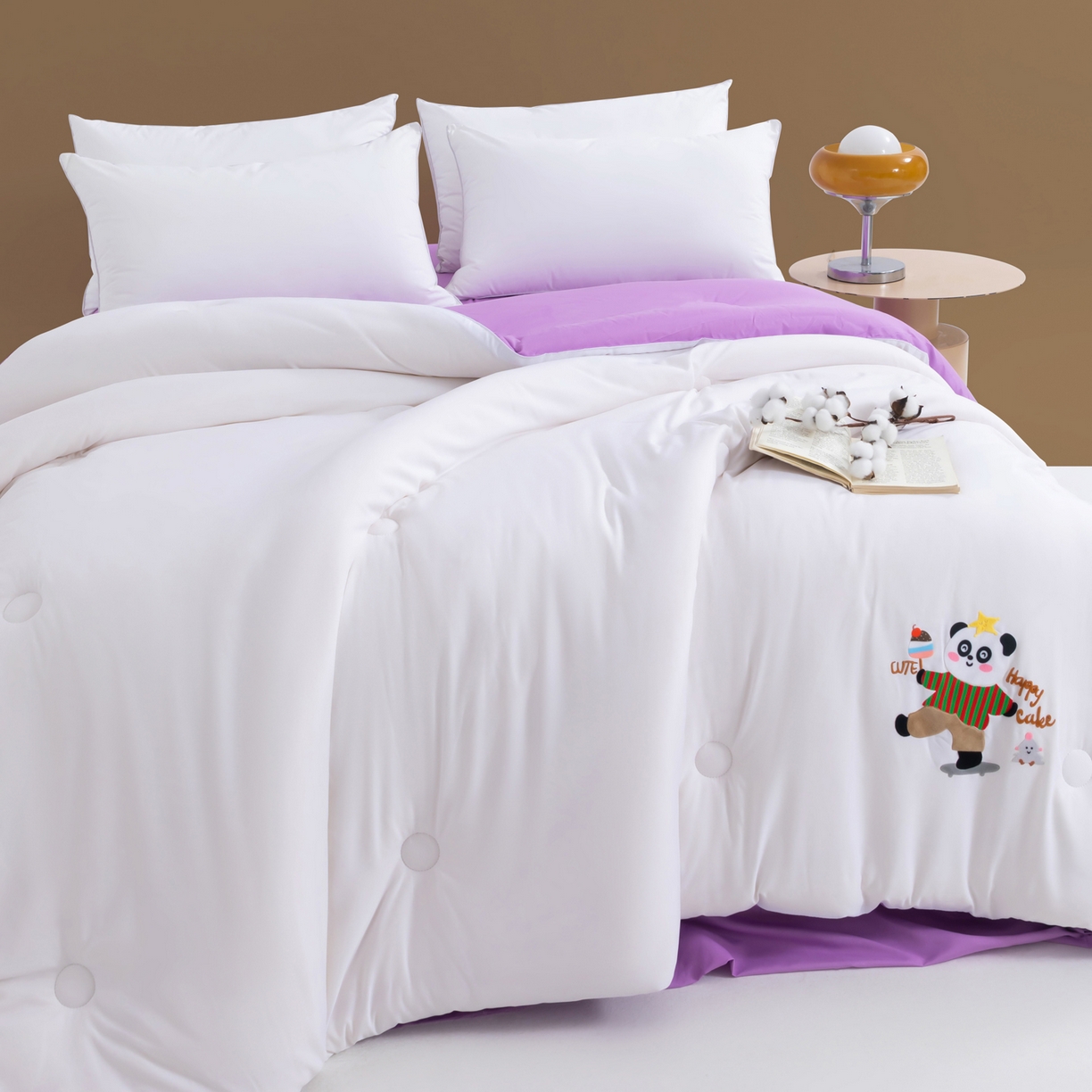 91家纺网 家纺一手货源 找家纺 瑶瑶家居 2025新款毛巾绣双拼抗菌大豆被被子被芯 可爱熊白色+紫色