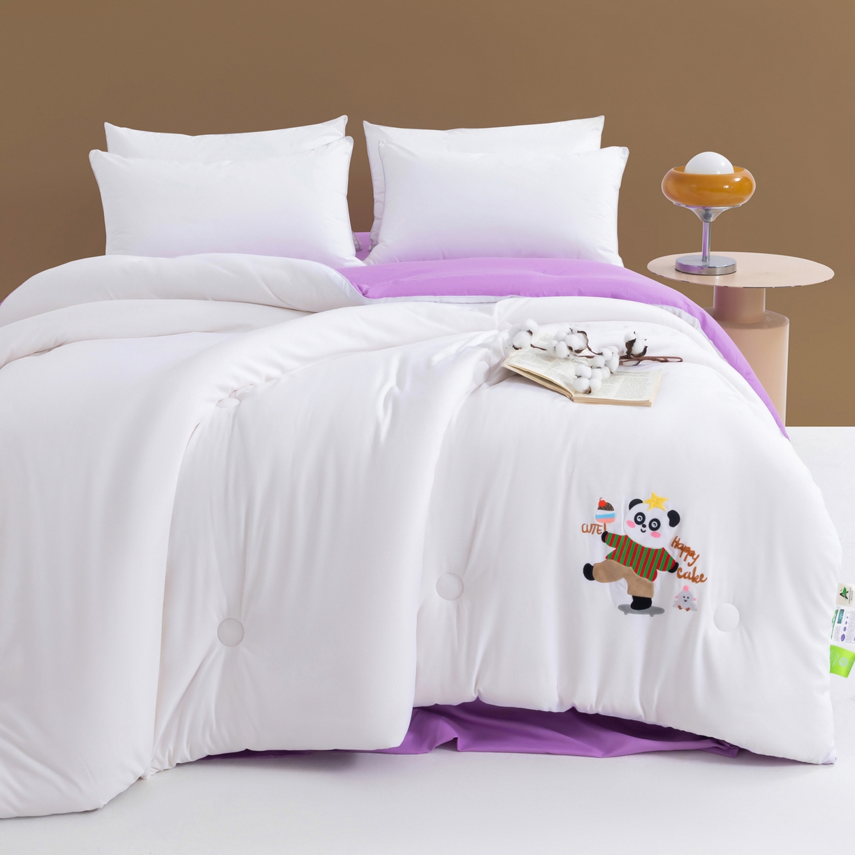 91家纺网 家纺一手货源 找家纺 瑶瑶家居 2025新款毛巾绣双拼抗菌大豆被被子被芯 可爱熊白色+紫色