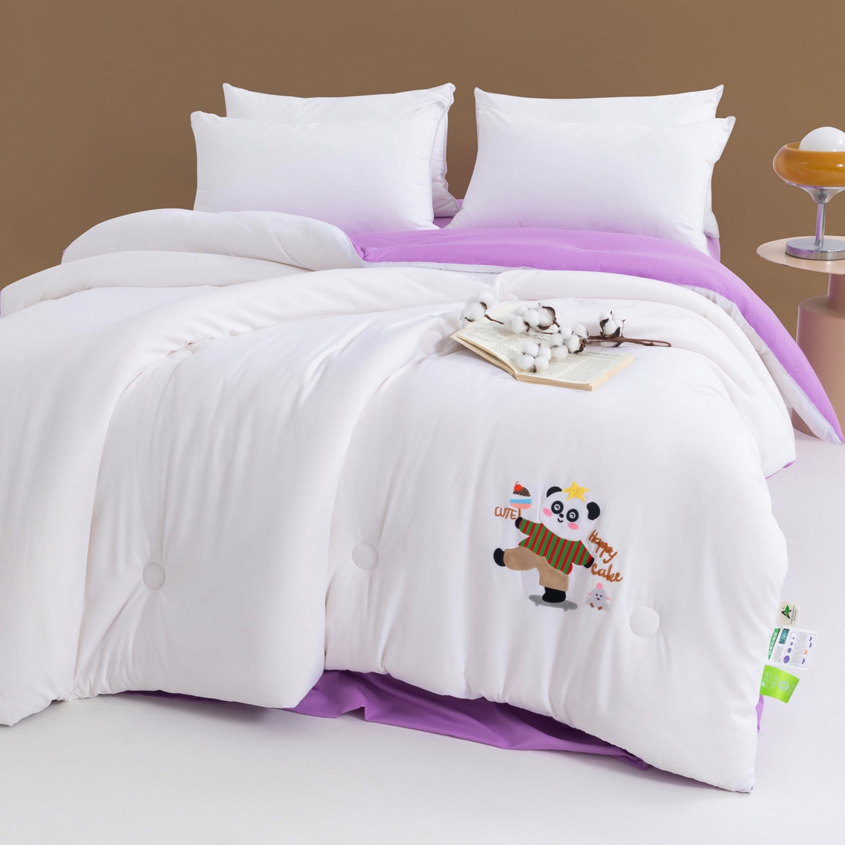 91家纺网 家纺一手货源 找家纺 瑶瑶家居 2025新款毛巾绣双拼抗菌大豆被被子被芯 可爱熊白色+紫色