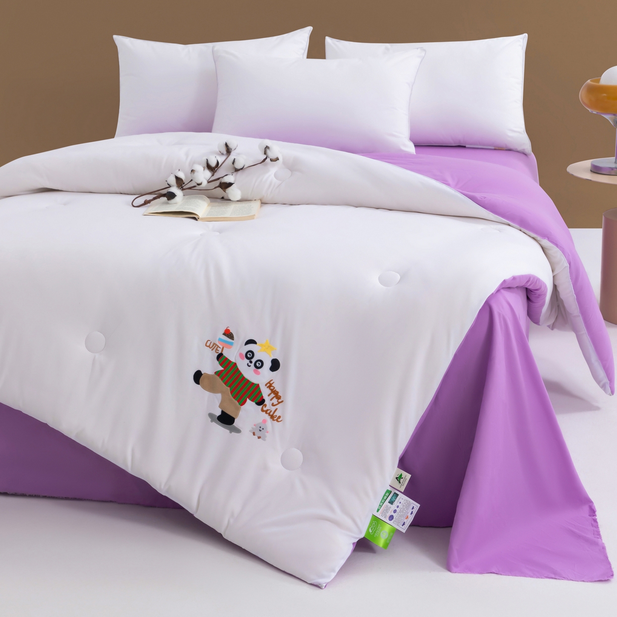 91家纺网 家纺一手货源 找家纺 瑶瑶家居 2025新款毛巾绣双拼抗菌大豆被被子被芯 可爱熊白色+紫色