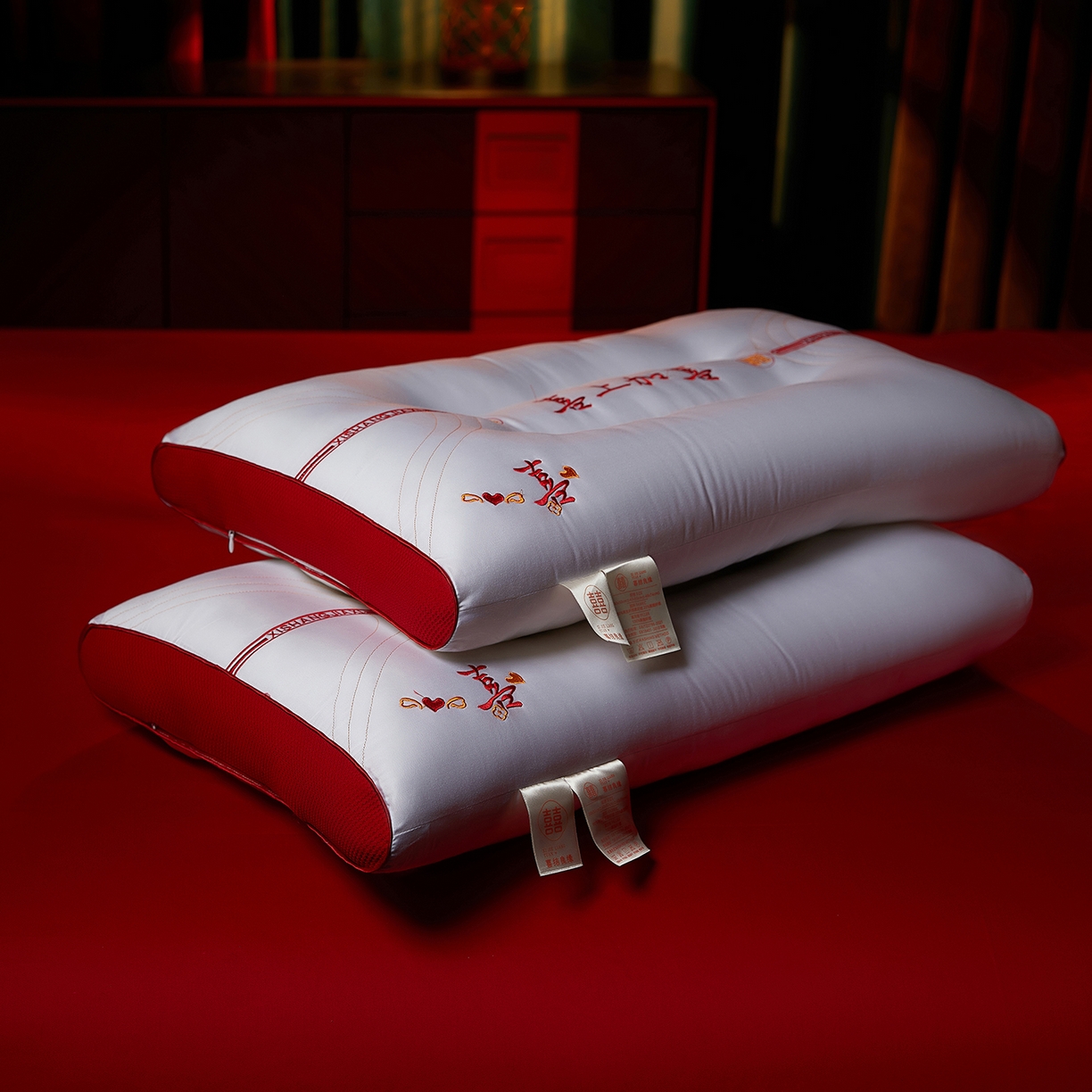 91家纺网 家纺一手货源 找家纺 （总）鼎晟纺 2025新款亲肤柔软婚庆枕头喜上加囍护颈枕成人枕芯