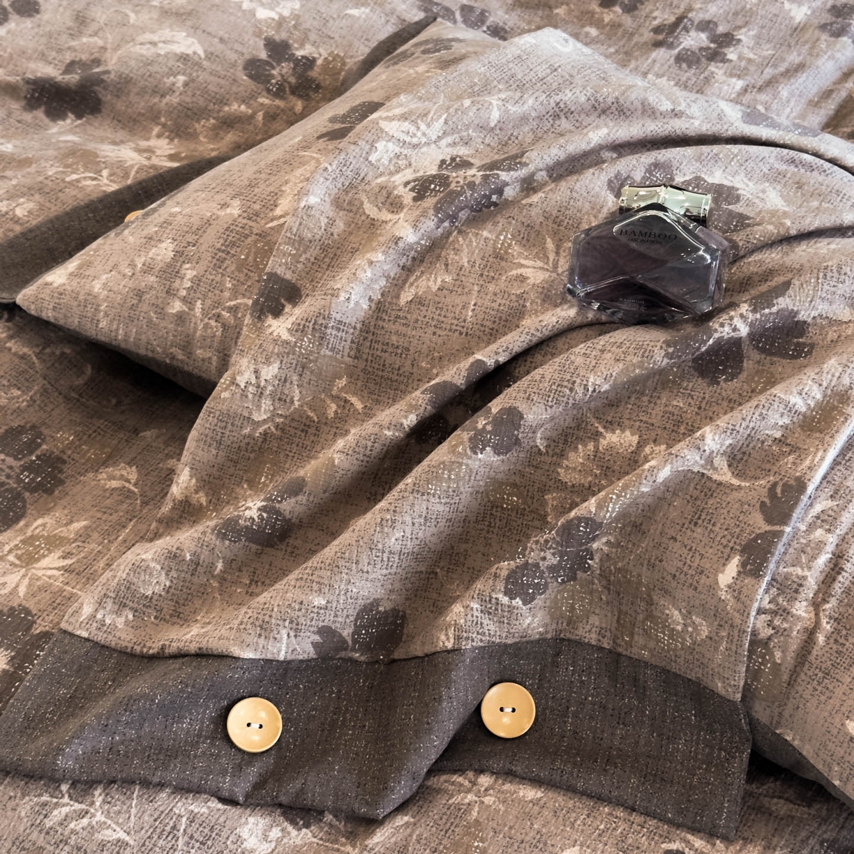 91家纺网 家纺一手货源 找家纺 晚爱家纺（原晚安家居） 2025新款A类原麻四件套纽扣款加厚双层纱仿亚麻套件四件套浮华若梦