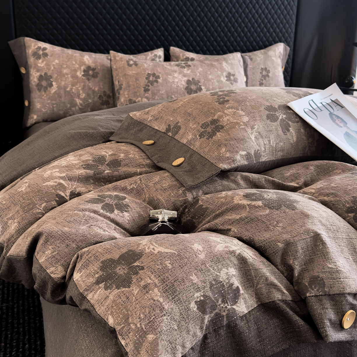 91家纺网 家纺一手货源 找家纺 晚爱家纺（原晚安家居） 2025新款A类原麻四件套纽扣款加厚双层纱仿亚麻套件四件套浮华若梦