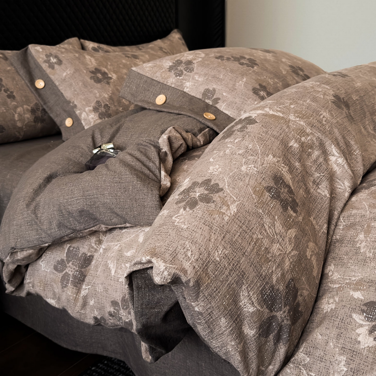 91家纺网 家纺一手货源 找家纺 晚爱家纺（原晚安家居） 2025新款A类原麻四件套纽扣款加厚双层纱仿亚麻套件四件套浮华若梦