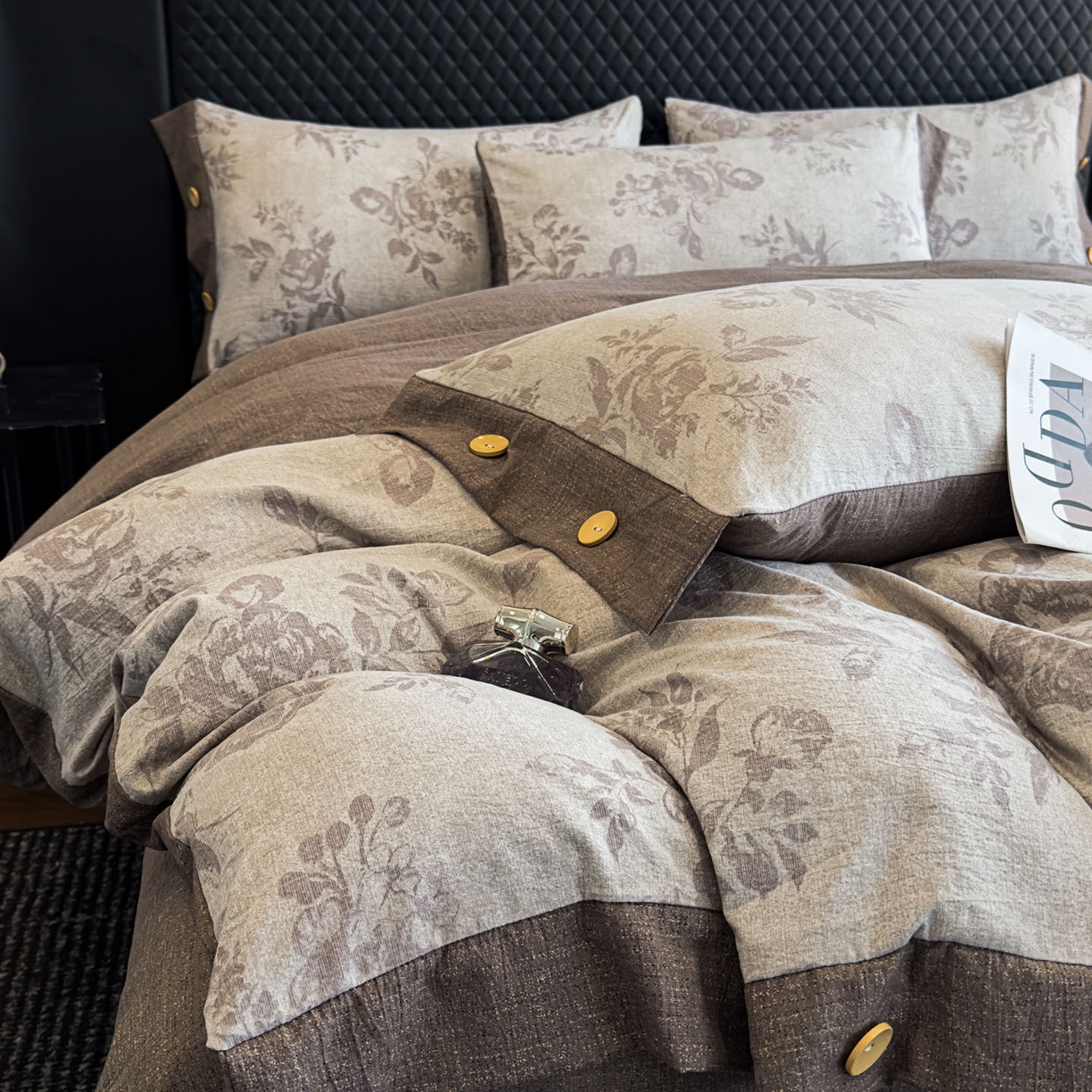 91家纺网 家纺一手货源 找家纺 晚爱家纺（原晚安家居） 2025新款A类原麻四件套纽扣款加厚双层纱仿亚麻套件四件套古堡花园咖