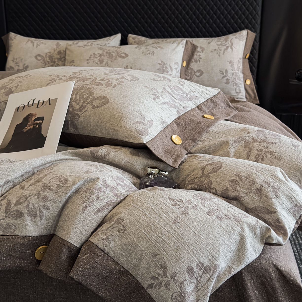 91家纺网 家纺一手货源 找家纺 晚爱家纺（原晚安家居） 2025新款A类原麻四件套纽扣款加厚双层纱仿亚麻套件四件套古堡花园咖