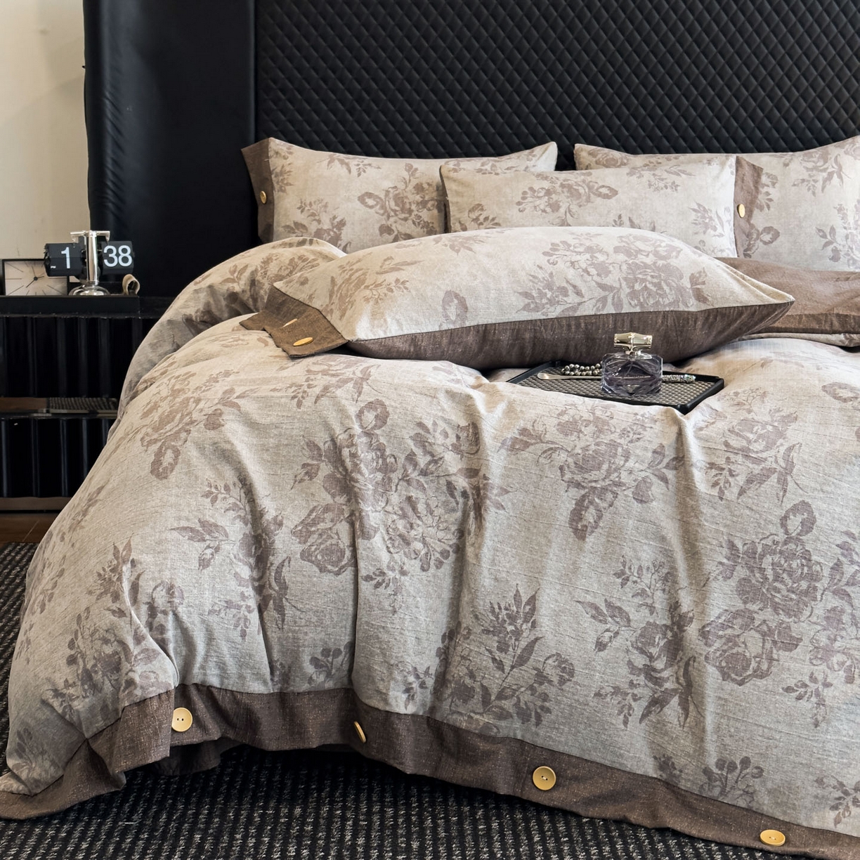 91家纺网 家纺一手货源 找家纺 晚爱家纺（原晚安家居） 2025新款A类原麻四件套纽扣款加厚双层纱仿亚麻套件四件套古堡花园咖