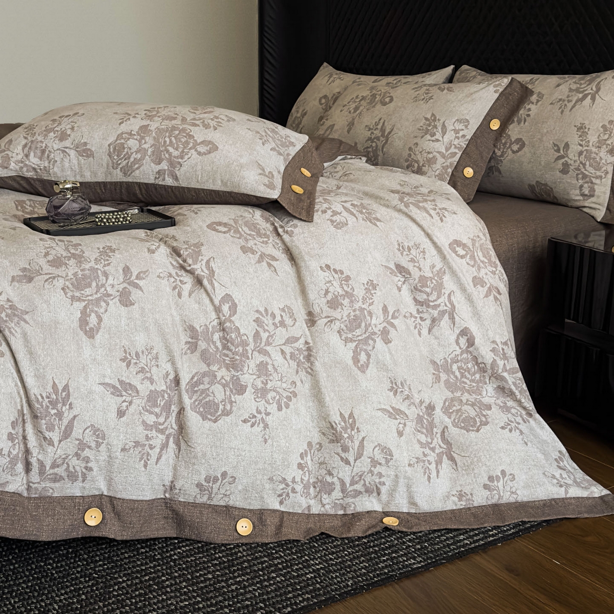 91家纺网 家纺一手货源 找家纺 晚爱家纺（原晚安家居） 2025新款A类原麻四件套纽扣款加厚双层纱仿亚麻套件四件套古堡花园咖