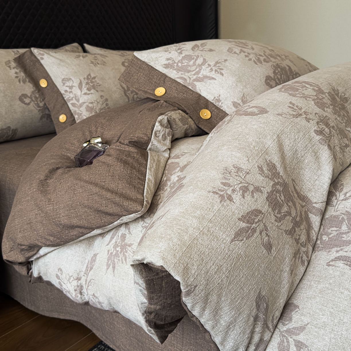 91家纺网 家纺一手货源 找家纺 晚爱家纺（原晚安家居） 2025新款A类原麻四件套纽扣款加厚双层纱仿亚麻套件四件套古堡花园咖