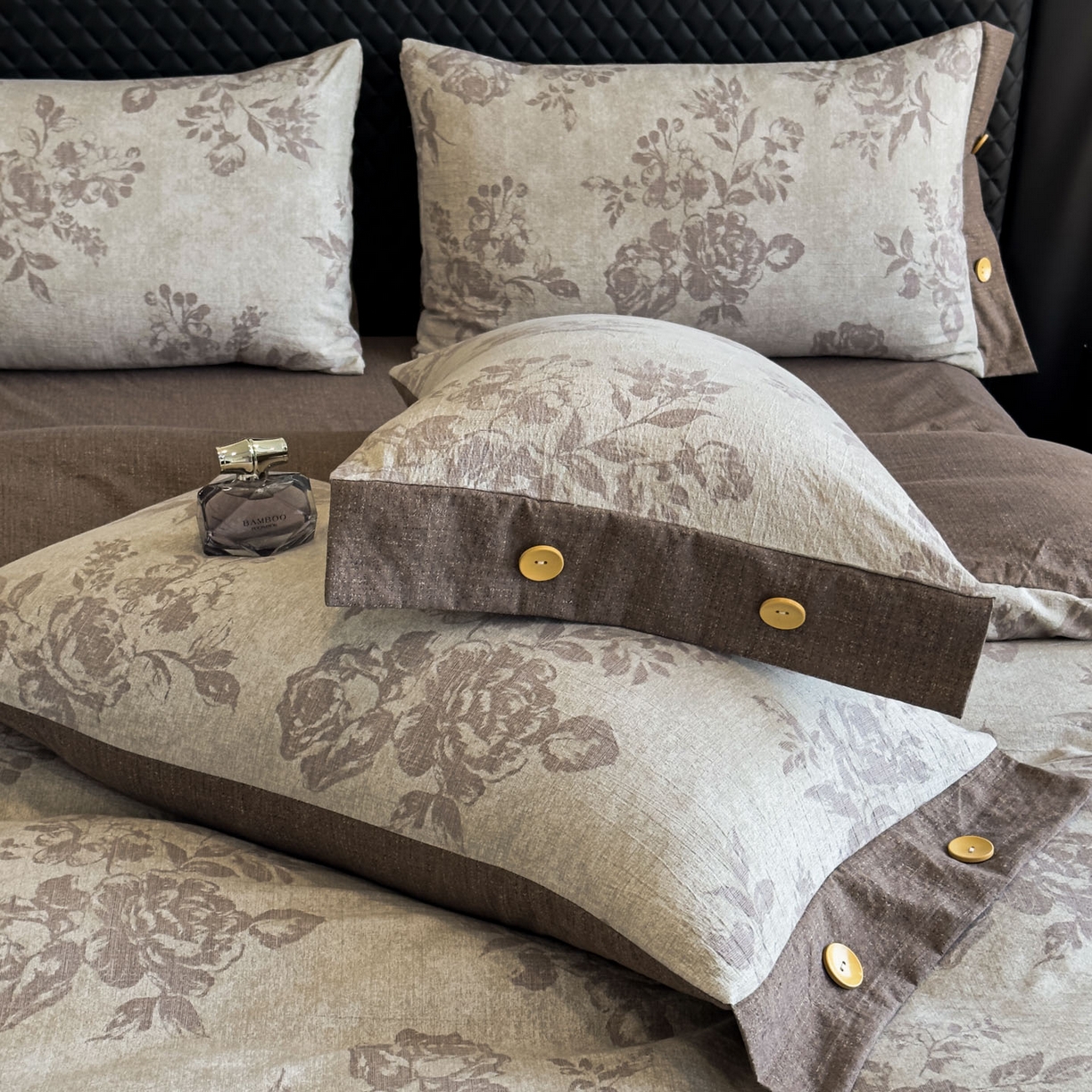 91家纺网 家纺一手货源 找家纺 晚爱家纺（原晚安家居） 2025新款A类原麻四件套纽扣款加厚双层纱仿亚麻套件四件套古堡花园咖